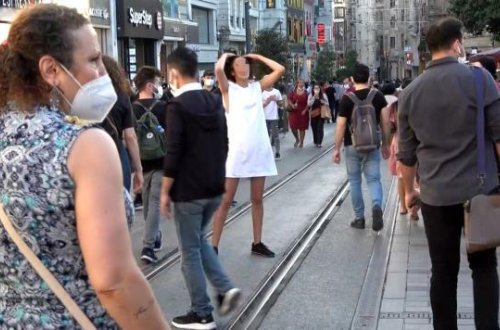 Turist qadın şəhərin mərkəzində lüt dolaşdı - Hamı heyrətə düşdü - VİDEO - FOTO