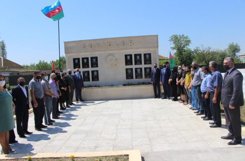 Yevlaxda şəhidlərin xatirəsinə ucaldılmış abidənin açılışı olub