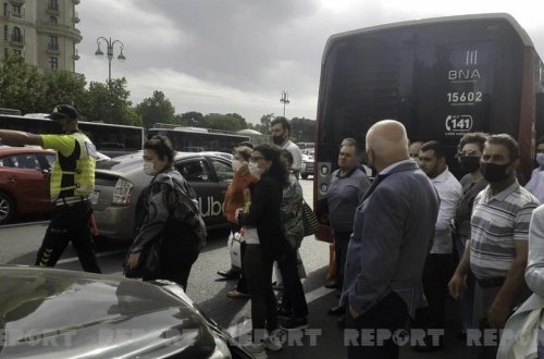 Bakıda sərnişin avtobusu qəzaya düşüb