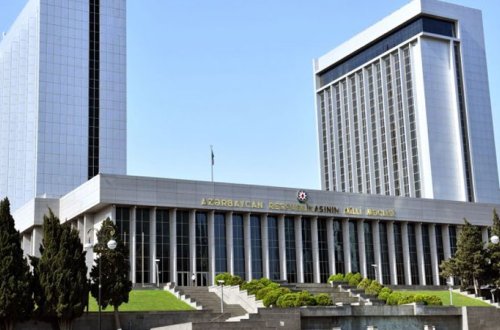 Milli Məclisin vəzifəli şəxsi işdən çıxarıldı (SƏBƏB)