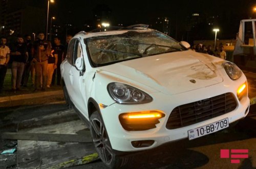 Bakıda qadın sürücü “Porsche”ni aşırdı - hadisə yerindən VİDEO