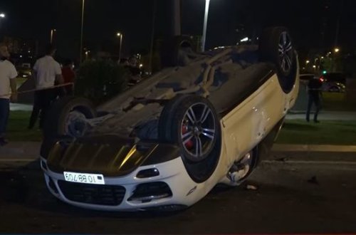 В Баку перевернулся Porsche : женщина-водитель получила тяжелые травмы - ВИДЕО