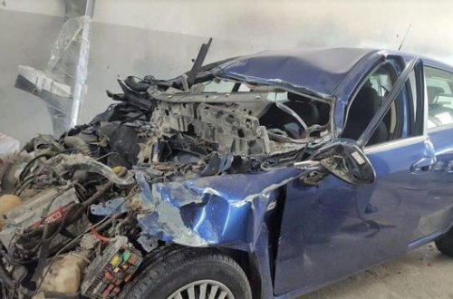 В Баку автомобиль врезался в стену, есть погибший