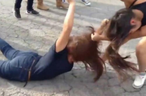 Bakıda BİABIRÇILIQ: 2 tələbə qız oğlan üstündə SAÇYOLDUYA ÇIXDI - VİDEO
