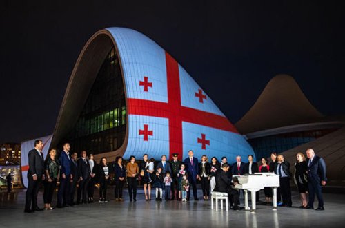 Heydər Əliyev Mərkəzinin binası Gürcüstanın dövlət bayrağı ilə işıqlandırılıb - FOTO