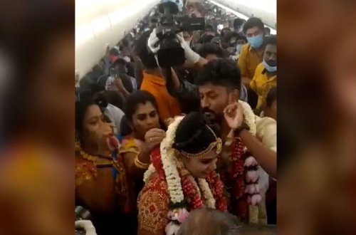 Koronavirus məhdudiyyətlərindən yayınmaq üçün toyu təyyarədə qeyd etdilər – VİDEO