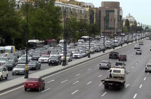 На центральных улицах Баку наблюдается повышенная плотность транспортного потока - ФОТО