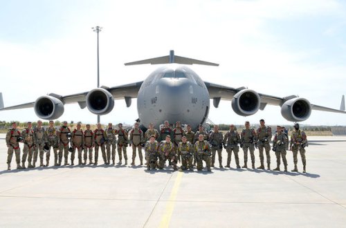 Hərbçilərimiz Türkiyədə paraşüt hazırlıqlarını nümayiş etdirdi - FOTO