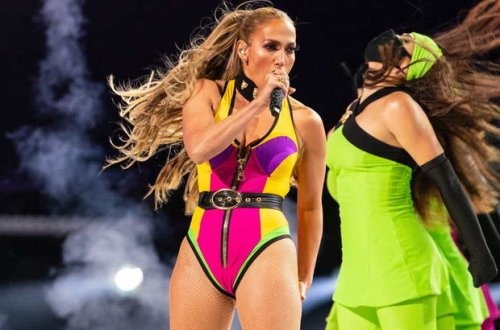 Внешний вид Дженнифер Лопес в топе и легинсах на улице вызвал споры в сети - ФОТО