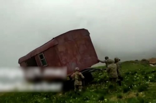 Hərbçilərimiz sərhəddə erməni əsgərlərin qaldığı “it yuvası”nı dərədən aşırdı - VİDEO
