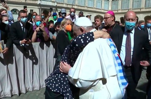 Roma Papası qadının döyməsini öpdü – VİDEO