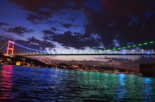 İstanbul körpüləri Azərbaycan bayrağının rənglərinə bürünüb - FOTO/VİDEO