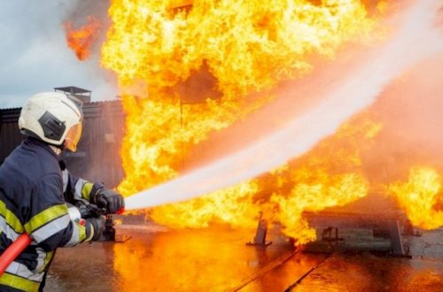 Bakıda avtomobil sexi yandı