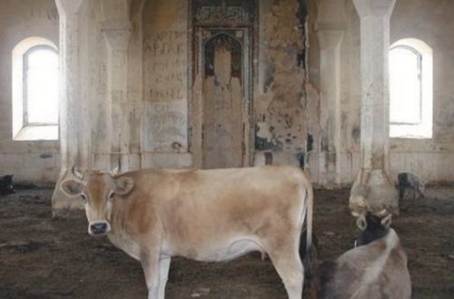 В России на имама подали в суд за публикацию об Агдамской мечети, превращенной армянами в хлев - ВИДЕО