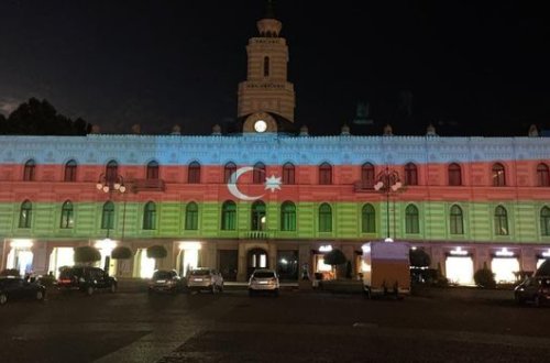 Tbilisidə binalardan biri Azərbaycan bayrağının rənglərinə boyandı – VİDEO