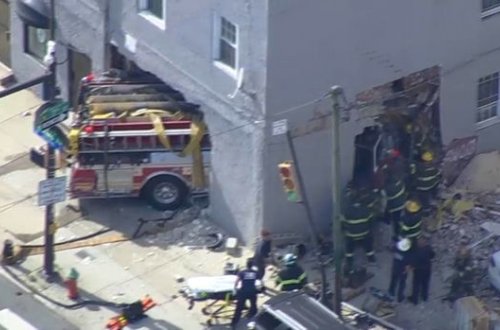 Yanğınsöndürən maşın binanın bir tərəfindən girib o biri tərəfindən çıxdı - FOTO/VİDEO