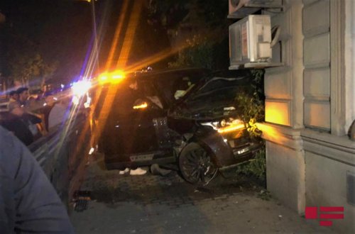 Bakının mərkəzində yüksək sürətlə hərəkət edən “Range Rover” DƏHŞƏTLİ QƏZA TÖRƏTDİ - VİDEO