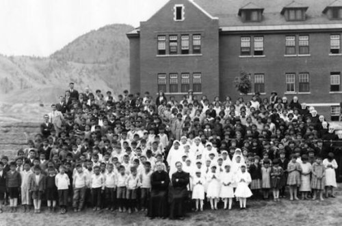 Kanada məktəbində 215 uşaq cəsədinin qalığı tapılıb