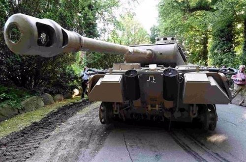 Almaniyalı pensiyaçının zirzəmisindən tank, zenit qurğusu, torpedo və atıcı silah-sursat çıxdı