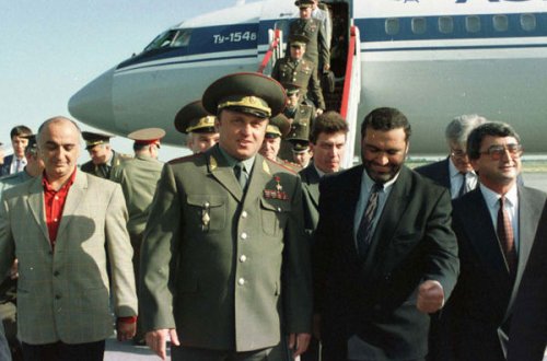 Qarabağın işğalına “yaşıl işıq”: Anası erməni olan rusiyalı generalla kef məclisi - FOTO