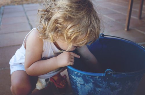 Rusiyada bağçada uşaq xlor çəninə yıxılıb – VİDEO