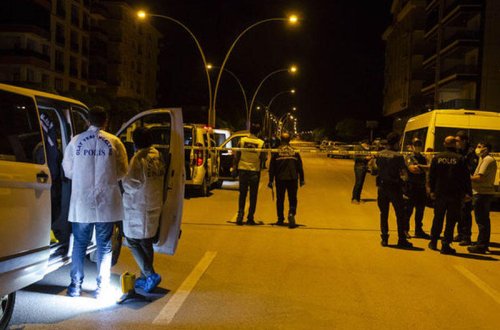 Polisə biçaqla hücum etdi, ayağından vuruldu - Dəhşətli hadisə anban - VİDEO