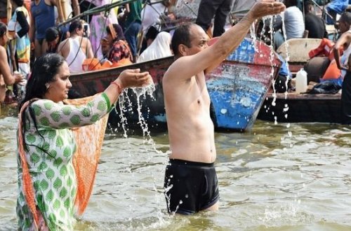 Hindistanda koronavirusdan ölənləri Qanq çayına atmağa davam edirlər