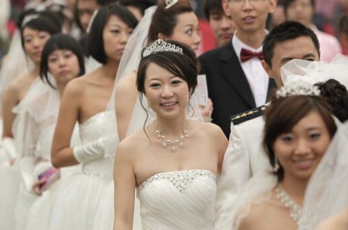 Çində iki qadın 19 kişiyə 