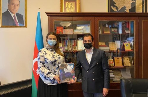 MM-nın Mədəniyyət komitəsinin sədri Qənirə Paşayeva bir qrup rəssamla görüşüb