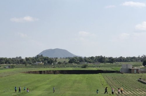 Şəhərdə yaranan nəhəng çuxur sakinlərin marağına səbəb oldu - VİDEO