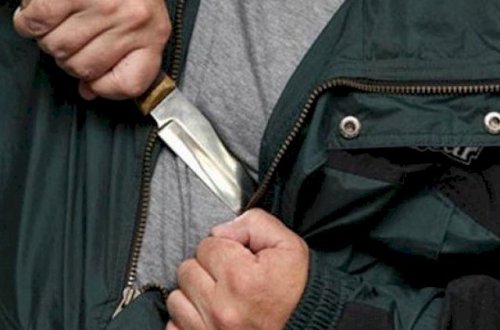 Paytaxtda intihara cəhd: 50 yaşlı kişi özünə 4 bıçaq zərbəsi vurdu