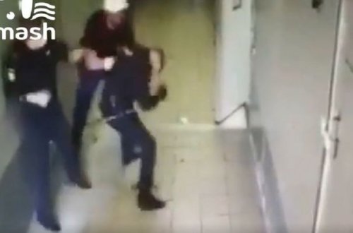 Polis idarəsində saxlanılan şəxs hüquq-mühafizə orqanlarının əməkdaşlarına hücum etdi - VİDEO