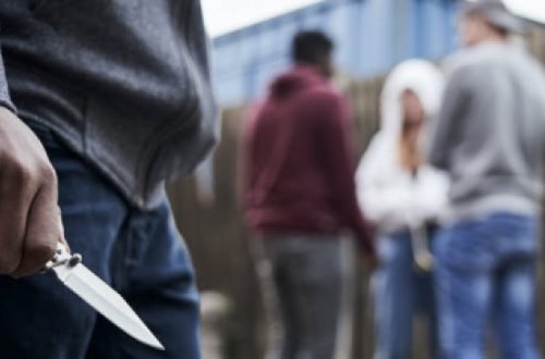 Ögey qızını bıçaqlayan kişi: 