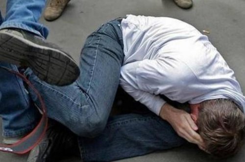 Paşinyanın cangüdənləri “Nikol satqın” deyə qışqıran vətəndaşı qəddar şəkildə döydülər - VİDEO