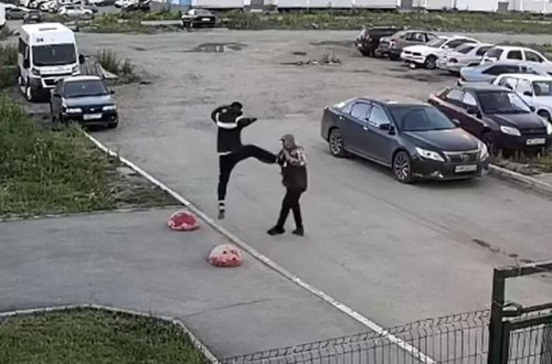 Pensiyaçını küçənin ortasında vəhşicəsinə döydü - VİDEO