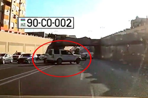 Bahalı nömrəli maşınla qanunu saymayan sürücü görün nə etdi - VİDEO