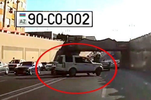 Bahalı nömrəli maşınla qanunu saymayan sürücü görün nə etdi (VİDEO)