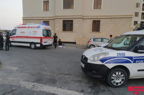 Üç yaşlı uşaq Jurnalistlərin binasından yıxılıb öldü