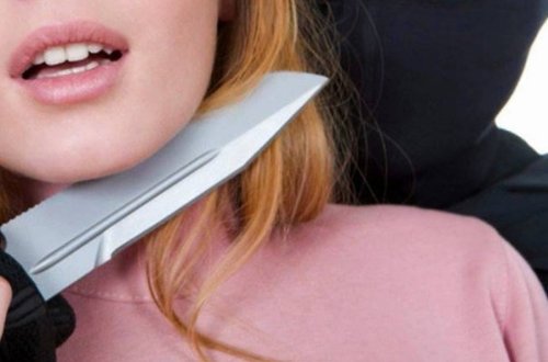 Arvadından ayrılan kişi sevdiyi qadını həyətinə apararaq boğazını kəsdi - Bakıda qətl - VİDEO