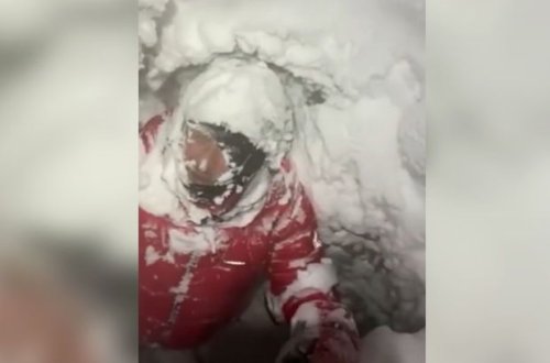 Dağda yarığa düşən alpinistin xilas olunma anları - VİDEO