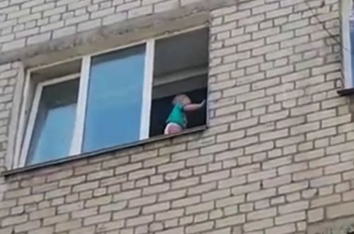 Üç yaşlı uşağını “tərbiyələndirmək” istəyən ana onu beşinci mərtəbədən yerə saldı - FOTO/VİDEO