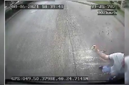 Хулиганский поступок пассажира автобуса в Баку: мужчина разбил стекло в ответ на замечание водителя - ВИДЕО