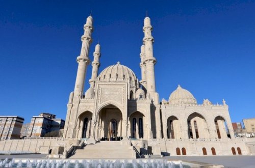 Sabahdan məscidlər açılır