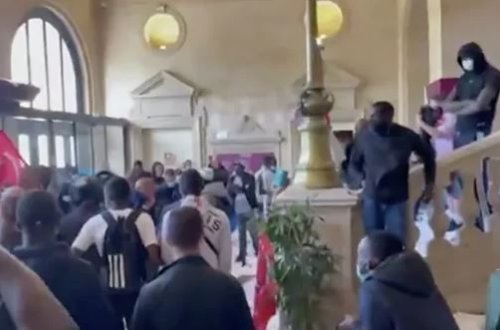 Parisdə zibil yığanlar meriyaya hücum etdilər – VİDEO