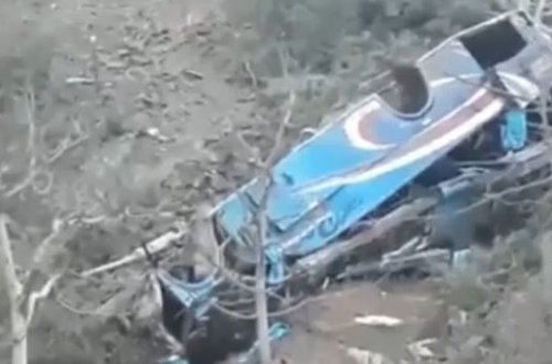 В Перу 17 человек погибли в результате падения автобуса в ущелье