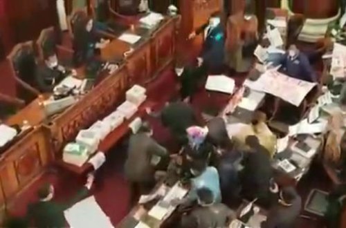 Массовая драка депутатов произошла в парламенте Боливии - ВИДЕО
