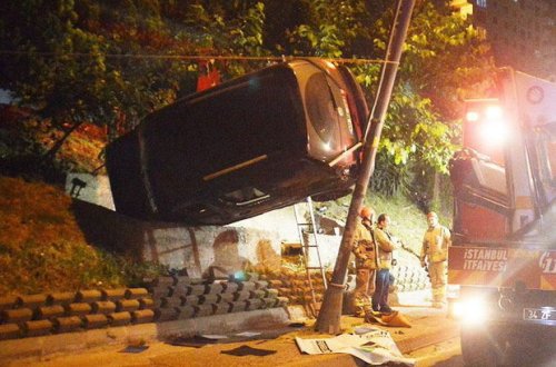 Qəribə qəza: Avtomobil bağça ilə dirəyin arasında ilişib qaldı - FOTO/VİDEO