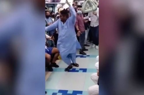 Metroda rəqs edən kişini həbs gözləyir - VİDEO