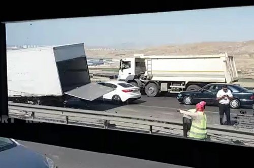 Bakıda yük maşınlarının toqquşduğu qəzanın görüntüləri - VİDEO