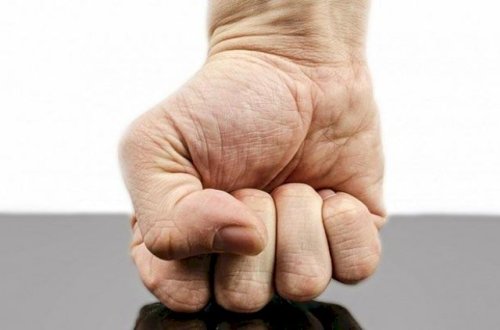 Keçmiş nazir canlı efirdə millət vəkilini şillələdi - Video